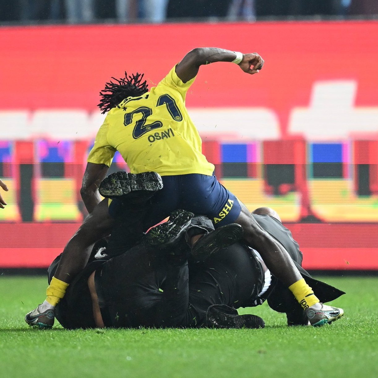 Trabzonspor - Fenerbahçe maçında yaşananlar dış basında!