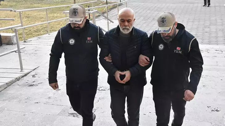 FETÖ firarisi eski vali kıskıvrak yakalandı