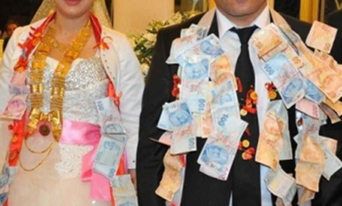 Düğünde Takılan Takılar: Damadın mı, Gelinin mi?