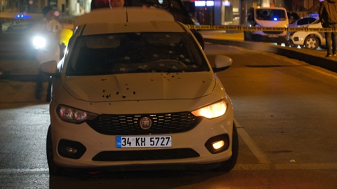 Kırmızı ışıktaki araca uzun namlulu silahlarla saldırı!