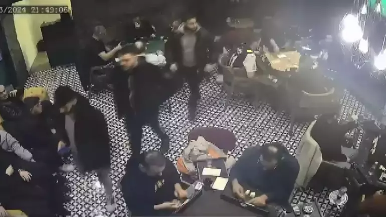 Mafyanın, bir kafede kanlı hesaplaşma görüntüleri