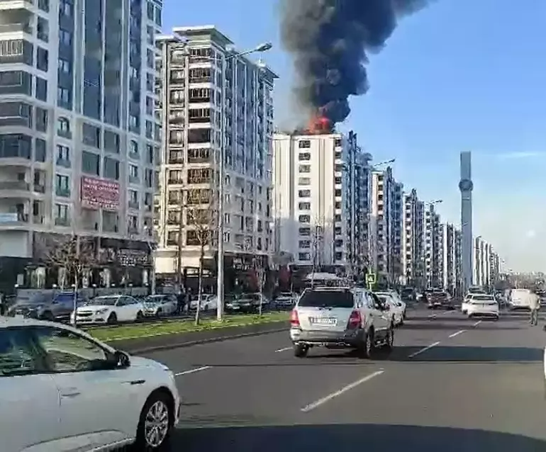 Yangın Sırasında İtfaiye Eri Düştü: O Anlar Kamerada