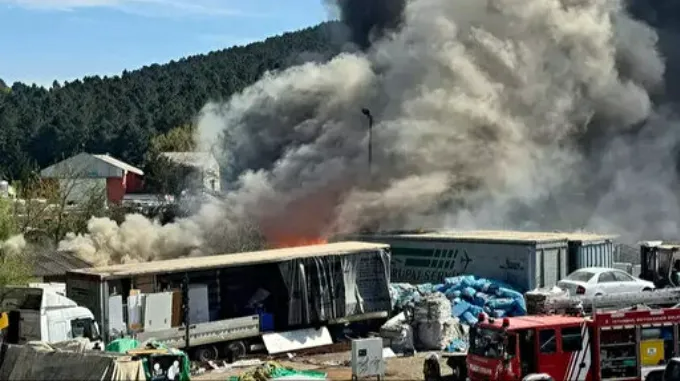 İstanbul Pendik'te Yediemin Otoparkında Korkutan Yangın