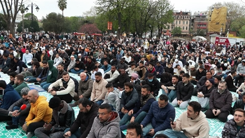 Binlerce kişi bayram namazını Ayasofya Camii'nde kıldı