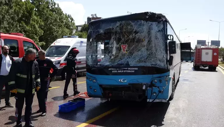 3'ü halk otobüsü 7 araç birbirine girdi