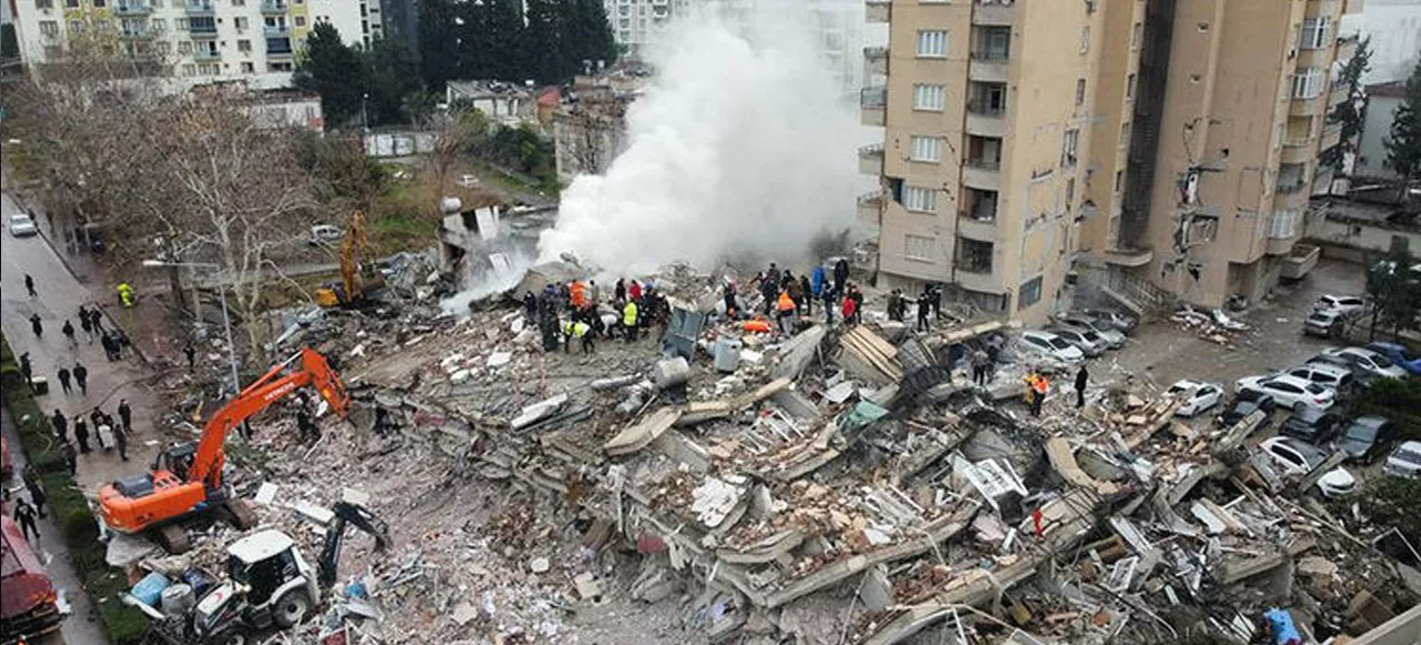 42 kişiye mezar olan apartmanın müteahhitlerinin davası başladı