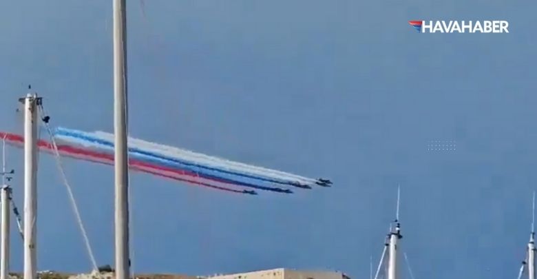 Fransa akrobasi timi yanlışlıkla Rus bayrağı çizdi