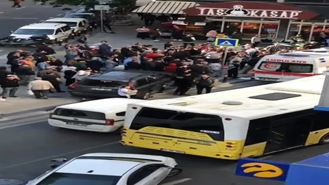 Kaldırıma çıkan otomobil yayaların arasına daldı: 5 yaralı