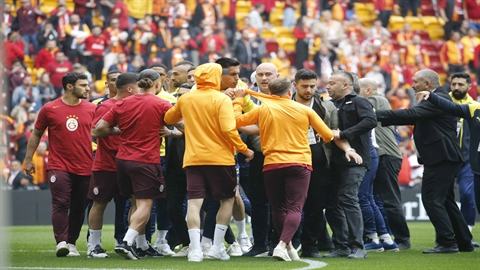 Galatasaray-Fenerbahçe Derbisi Öncesi Sahada Gerginlik