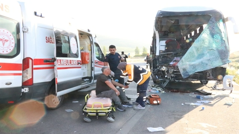 Afyonkarahisar'da korkunç kaza:  17 kişi yaralandı
