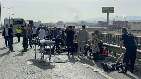 Fabrika İşçilerini Taşıyan Araçların Karıştığı Kazada  35 Kişi Yaralandı
