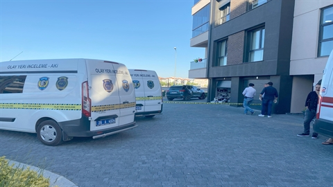 Eşini ve kızını tabancayla öldürüp intihar etti