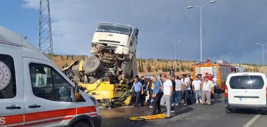 Gaziantep'te Kamyon TIR'ın Üzerine Çıktı: 1 Ölü