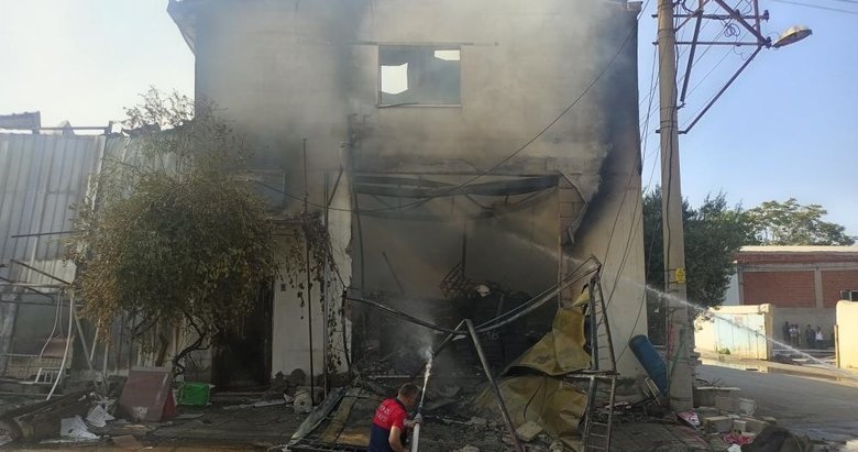 Şarjda bırakılan telefon fabrikayı küle çevirdi