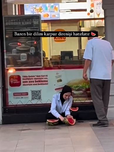 Bir kadın Burger King’te karpuz dağıtarak İsrail’i protesto etti