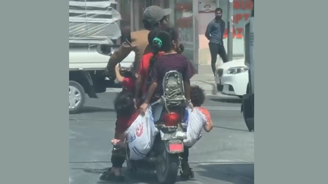 Adana'da çocukları çuvala koyup motosikletle taşıdılar!