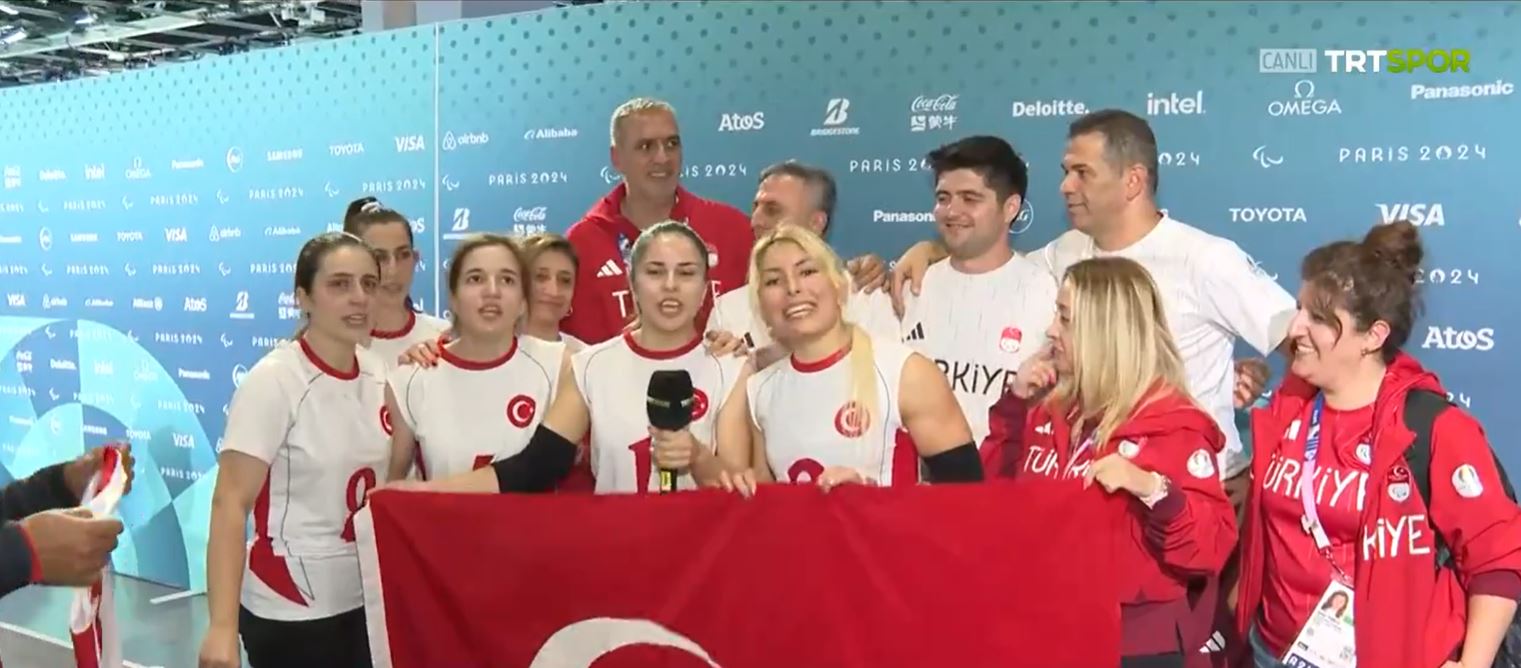 Tomris Hatunun torunu şampiyon Türk kızları dünyaya haykırdı: Herkes iyi dinlesin! Türküm Türküm Türküm ben!
