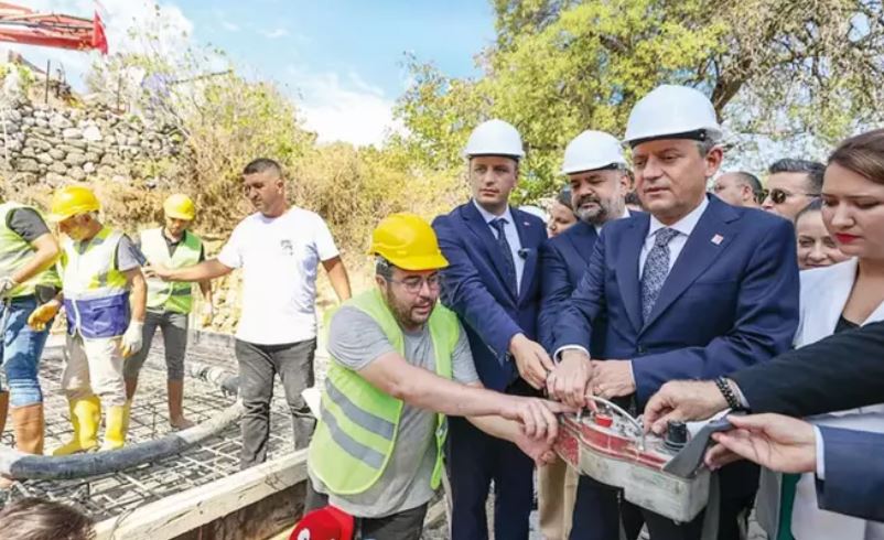 CHP Lideri Özgür Özel cami temeli attı