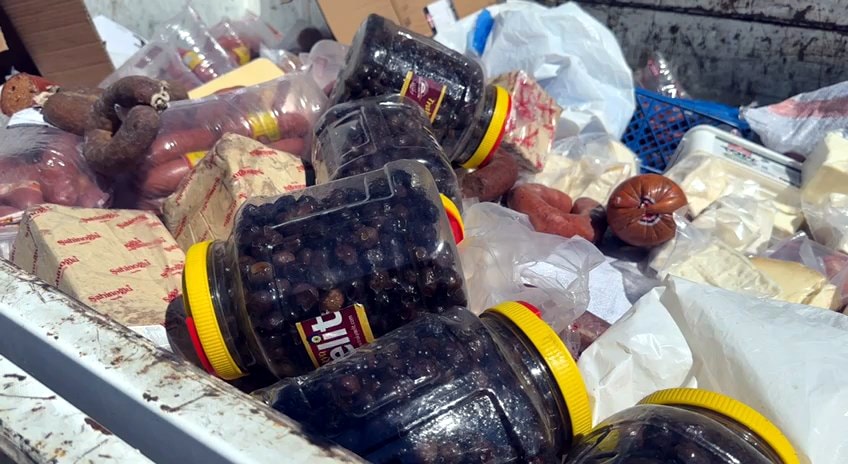 Mide bulandıran görüntüler! Tarihi geçmiş yiyecekleri yediriyorlar