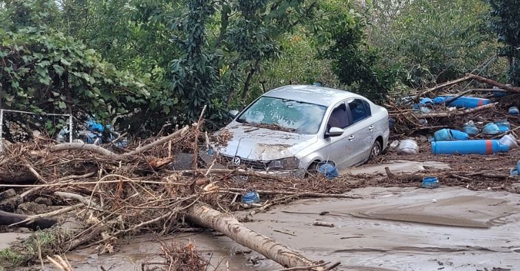 Trabzon'daki sel ortalığı yıkıp geçti. Kayıp vatandaş aranıyor