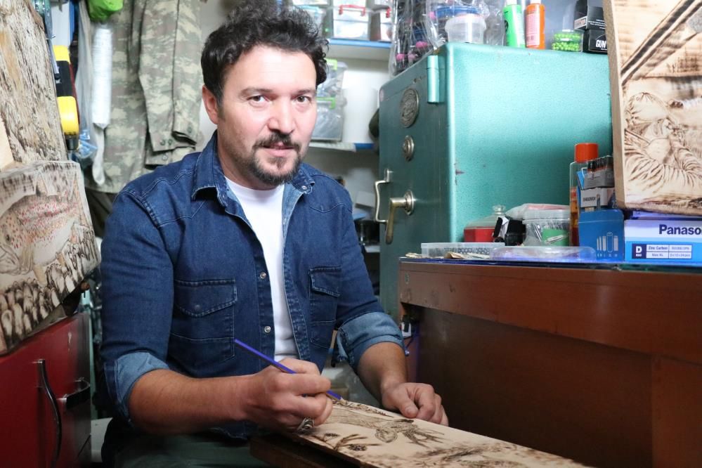 Tahta parçalarına fısıldayan adam