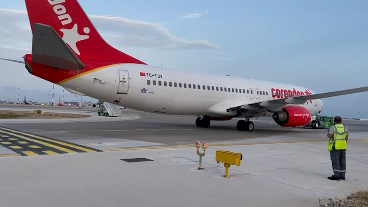 Antalya'ya İniş Yapan Uçağın Lastikleri Patladı