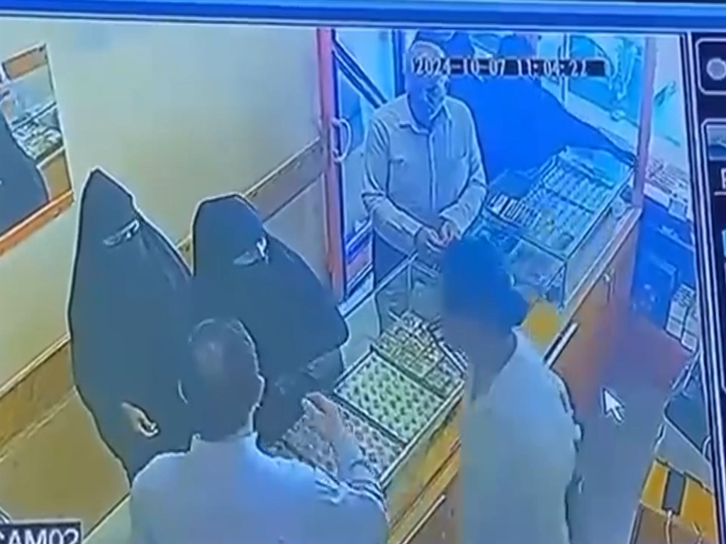 Çarşaflı 4 Kadın Kuyumcuda Hırsızlık Yaptı