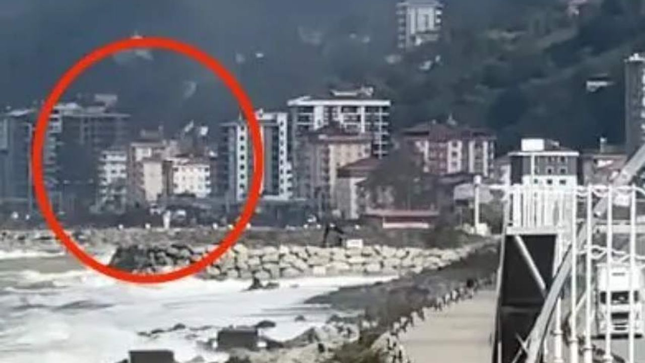 Rize'de Fırtına ve Hortum: 6 Katlı Binanın Çatısı Uçtu