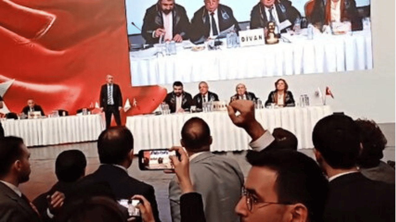 İstanbul Barosu'nda Divan Başkanı İstiklal Marşı'nı Okumadı