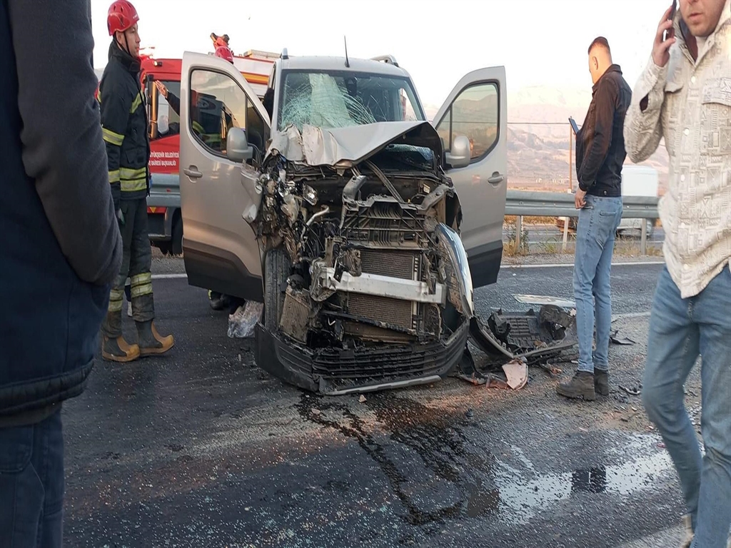 Manisa'da Feci Kaza: Minibüse Çarpan Araçta 7 Yaralı