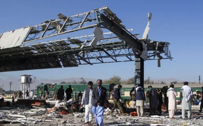 Pakistan'da tren istasyonunda patlama! Çok sayıda ölü ve yaralılar var