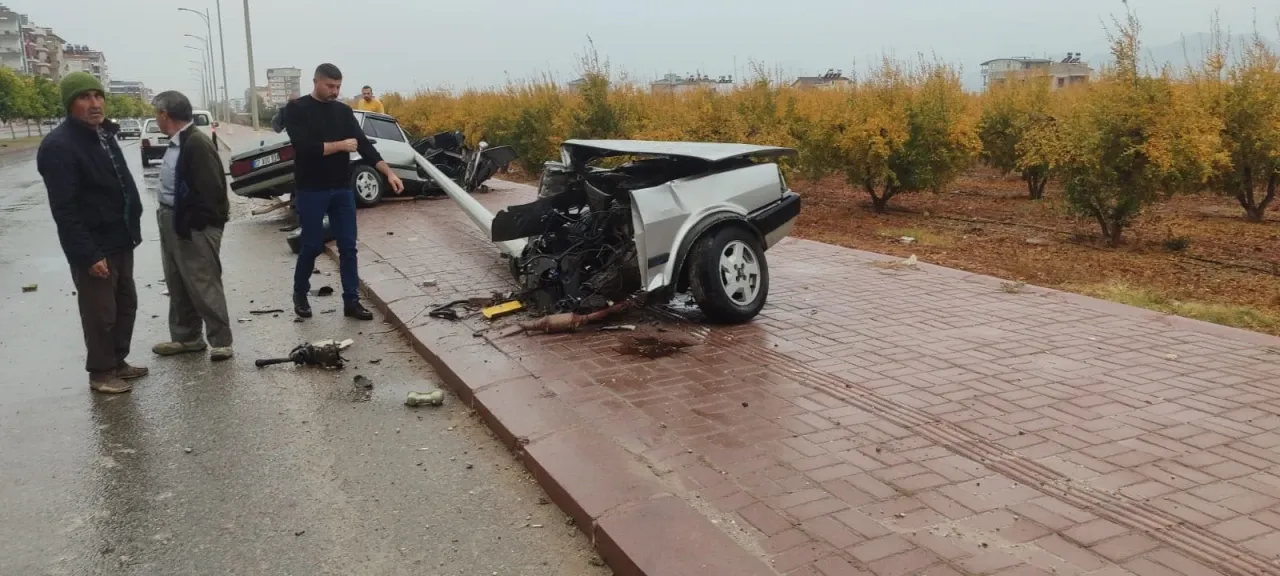 Antalya'da Otomobil Direğe Çarpıp İkiye Bölündü