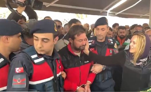İzmir'deki yangında 5 çocuğunu yitiren tutuklu baba, jandarma eşliğinde cenazeye katıldı