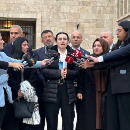 Mülakat mağduru öğretmen gözyaşlarını tutamadı