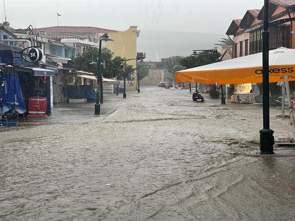 Çeşme’de Sağanak Yağış: Sokaklar Göle Döndü