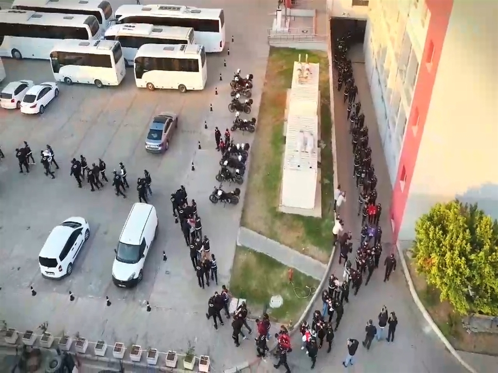 Suç örgütünün 5 üyesi yurt dışına kaçarken yakalandı