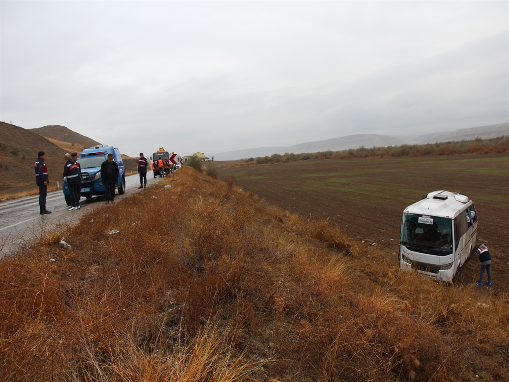 Cenazeye Giden Midibüs Şarampole Devrildi: 29 Yaralı