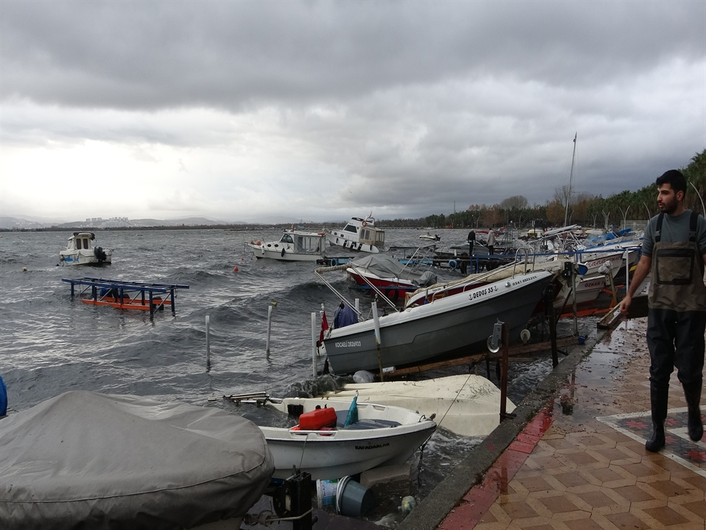 Kocaeli’de Fırtına Nedeniyle 6 Tekne Battı