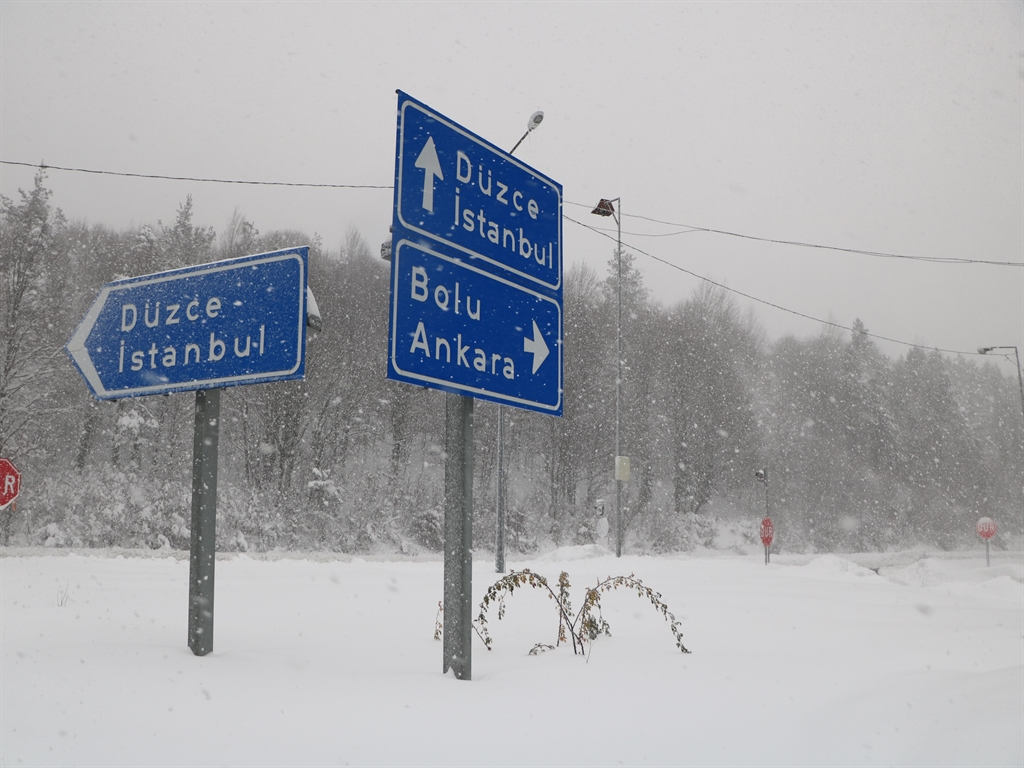 Bolu Dağı'nda Kar Yağışı Ulaşımı Olumsuz Etkiledi