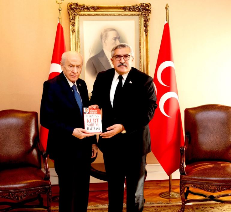 AKP'li Hüseyin Yayman Bahçeli'ye 'Kürt Sorunu' kitabını hediye etti