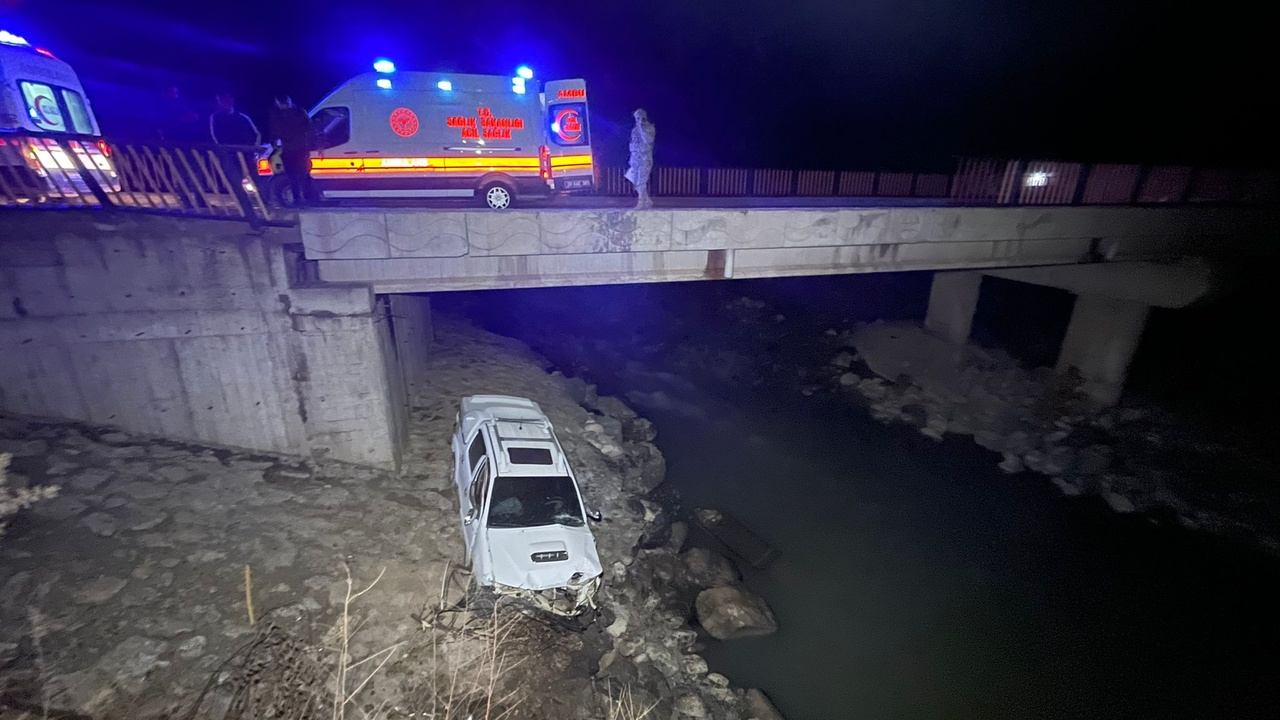 Hakkari'de köprüden Zap Suyu'na uçan kamyonette 4 yaralı