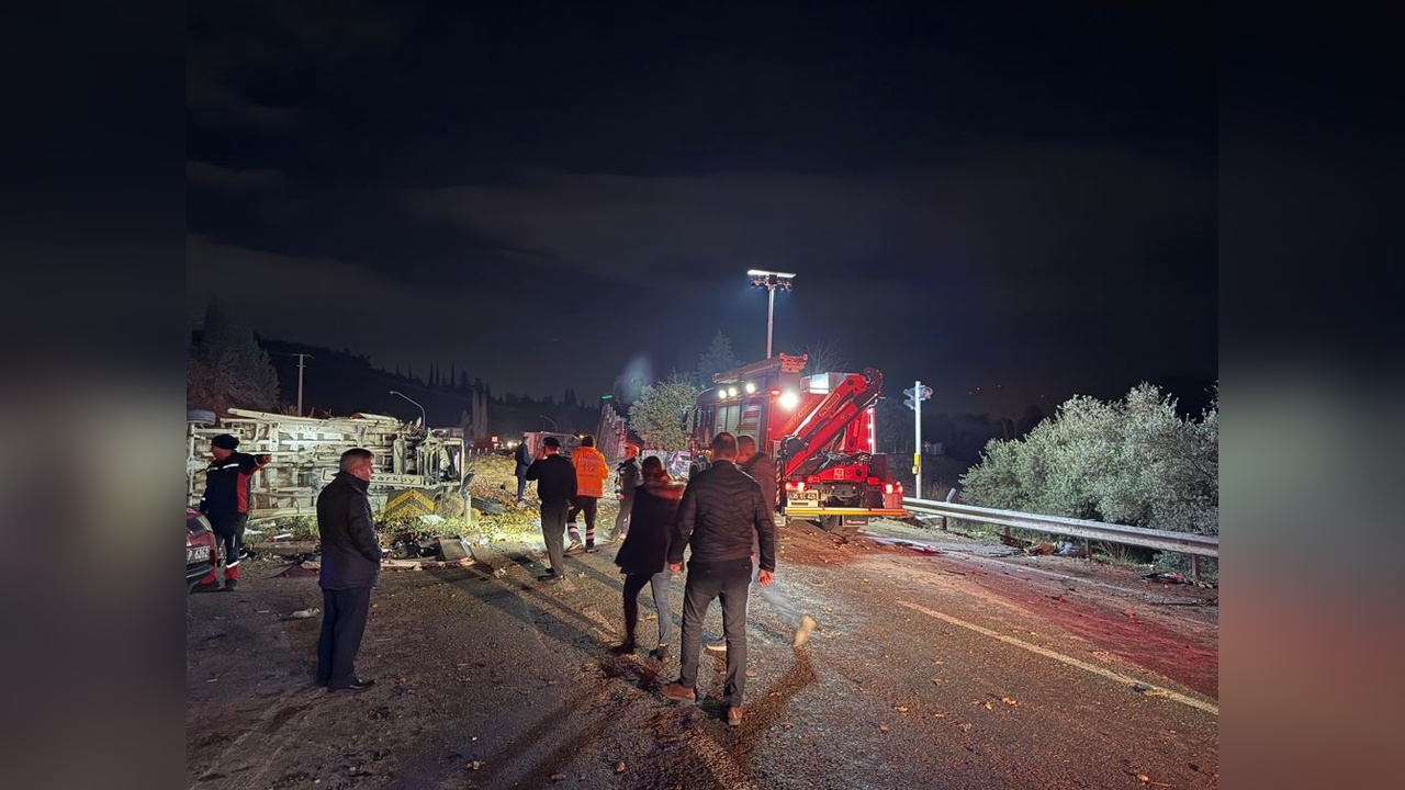 İzmir'de zincirleme kaza: 3 ölü, 7 yaralı