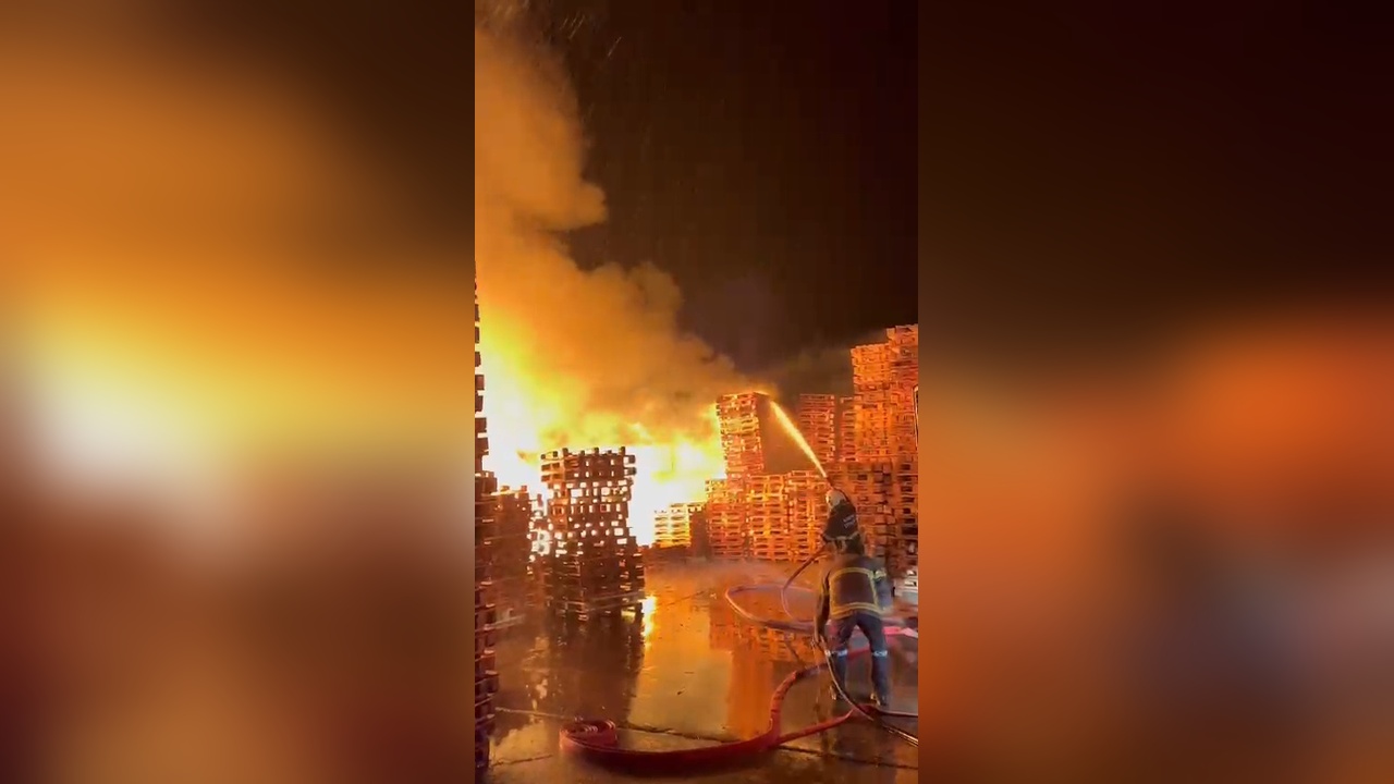 Adana'da palet imalathanesinde yangın paniği