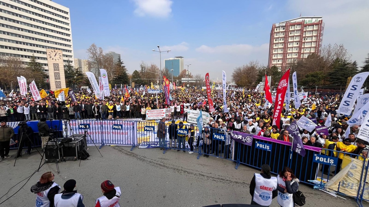 Ankara'da Kamu Çalışanları Geçim Sıkıntısını Protesto Etti