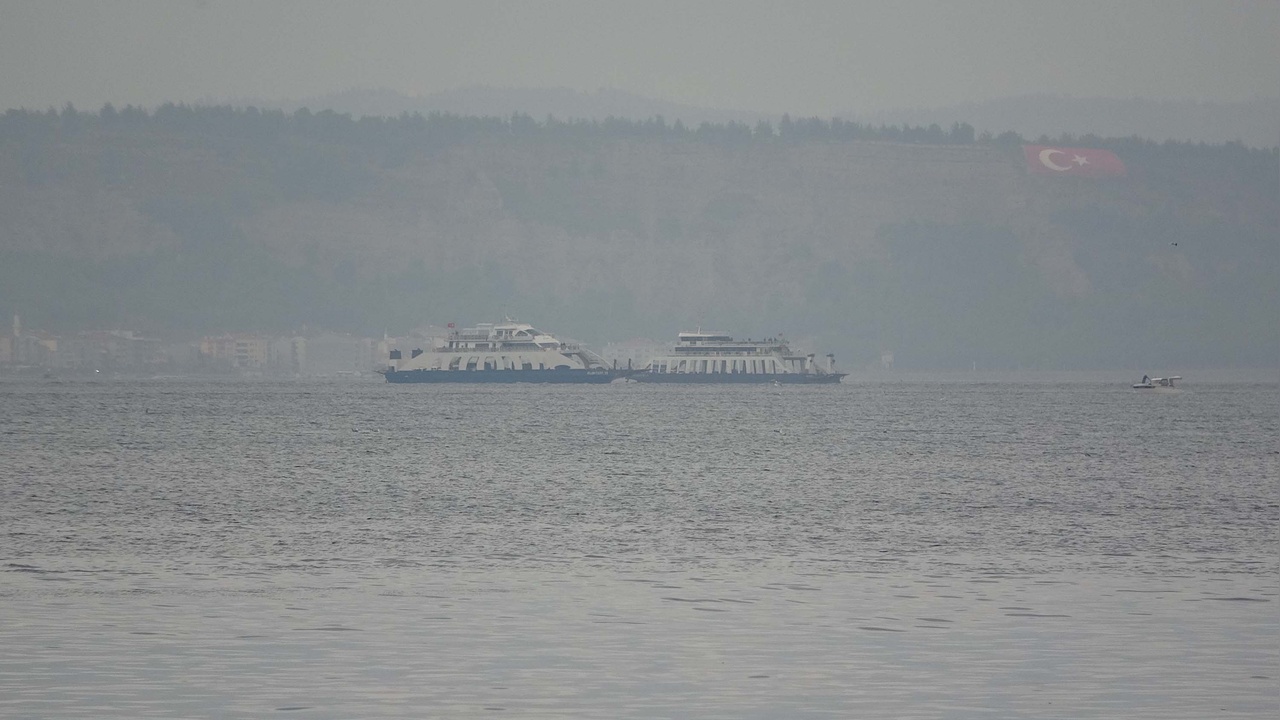 Fırtına, Bozcaada ve Gökçeada feribot seferlerini iptal etti