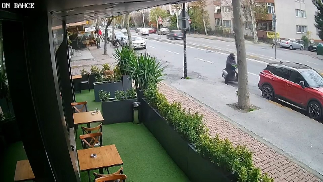 Bahçelievler'de motosikletli kuryelerin kazası güvenlik kamerasında