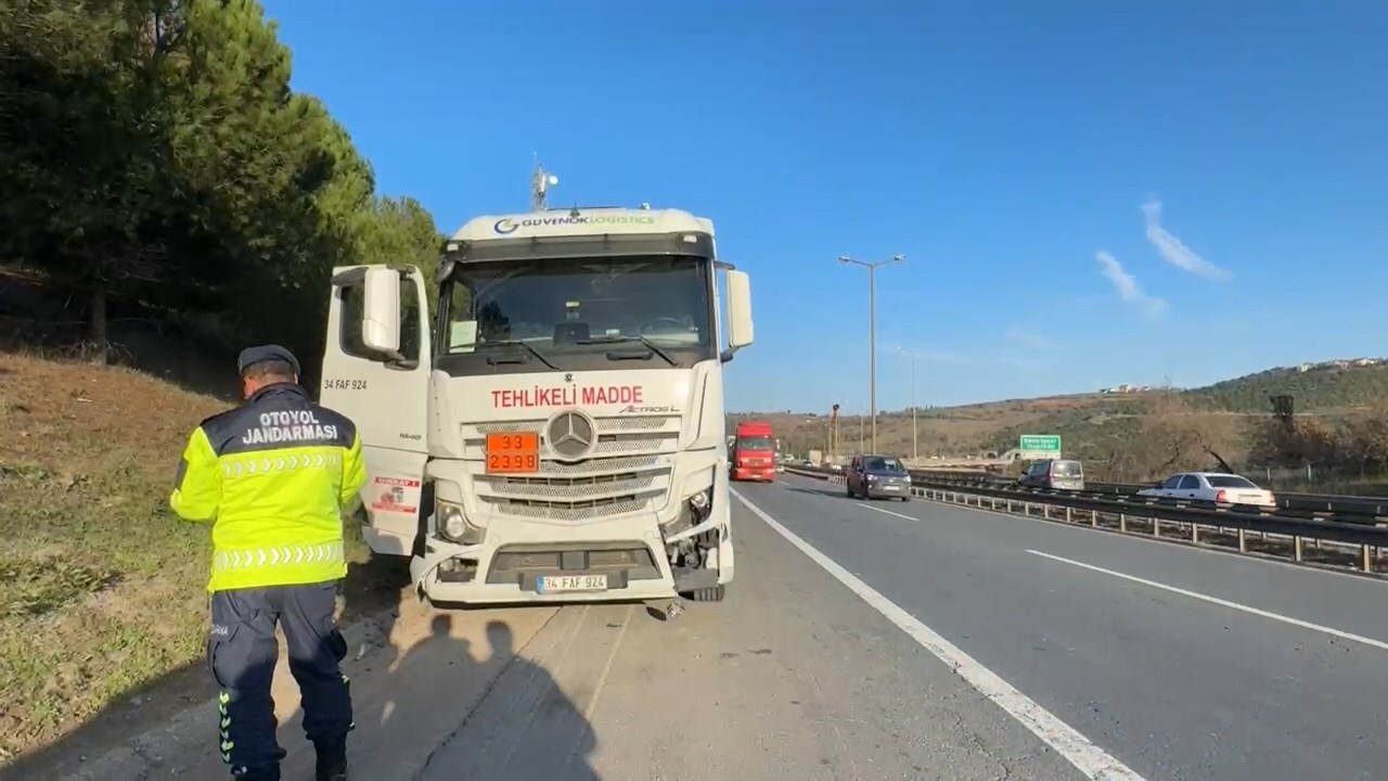 TEM Otoyolu'nda tanker ve cip çarpıştı, trafik yoğunluğu oluştu