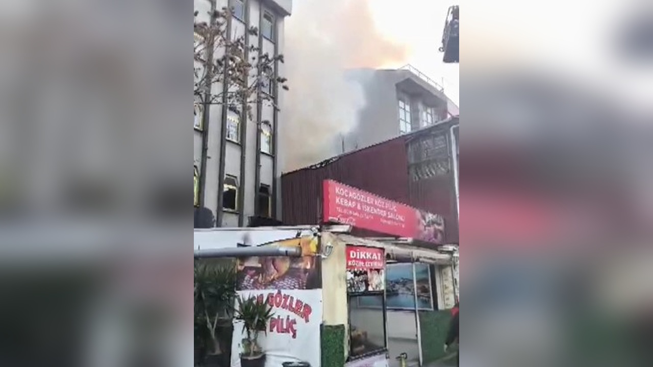 Kadıköy'de ahşap bina yangını paniğe neden oldu