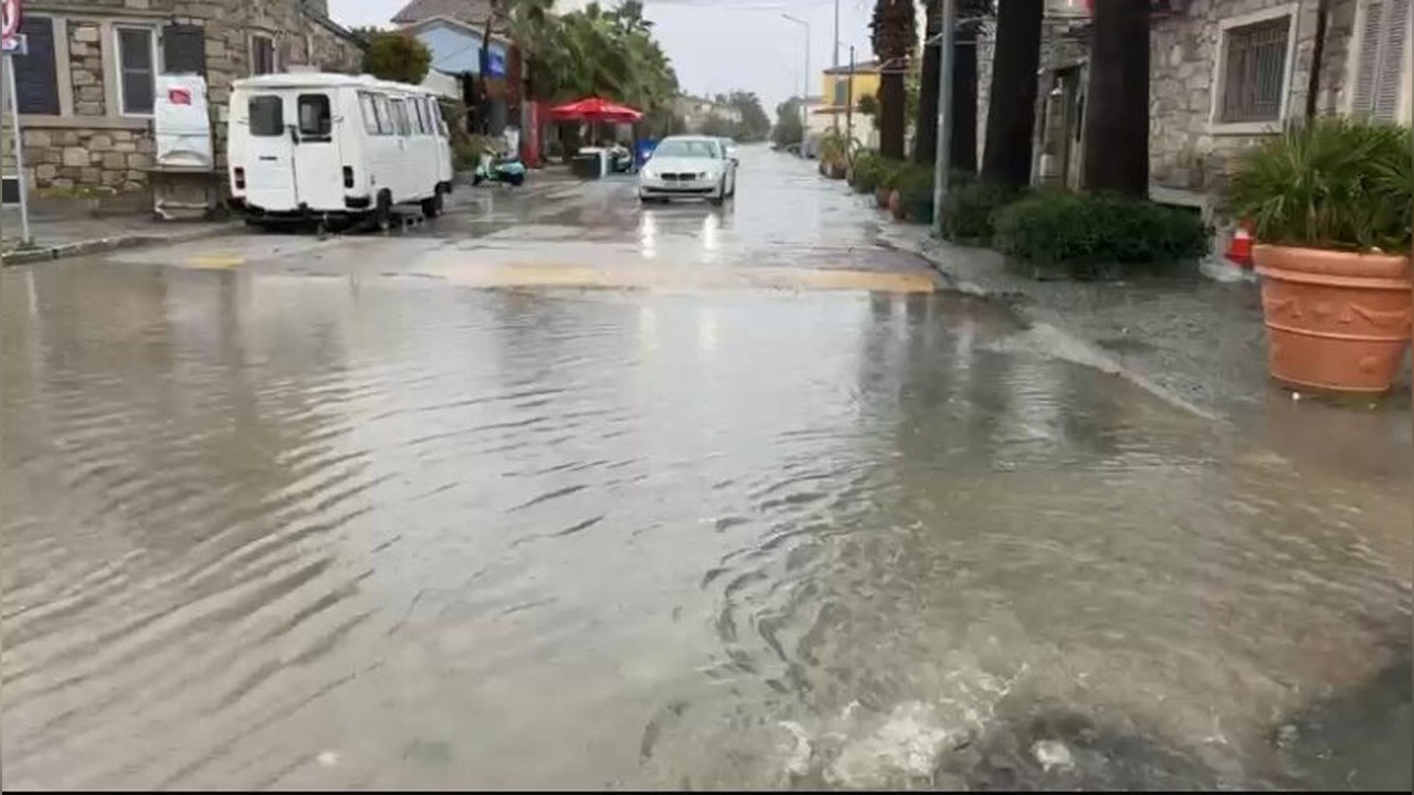 Çeşme'de Kuvvetli Yağış Hayatı Olumsuz Etkiliyor