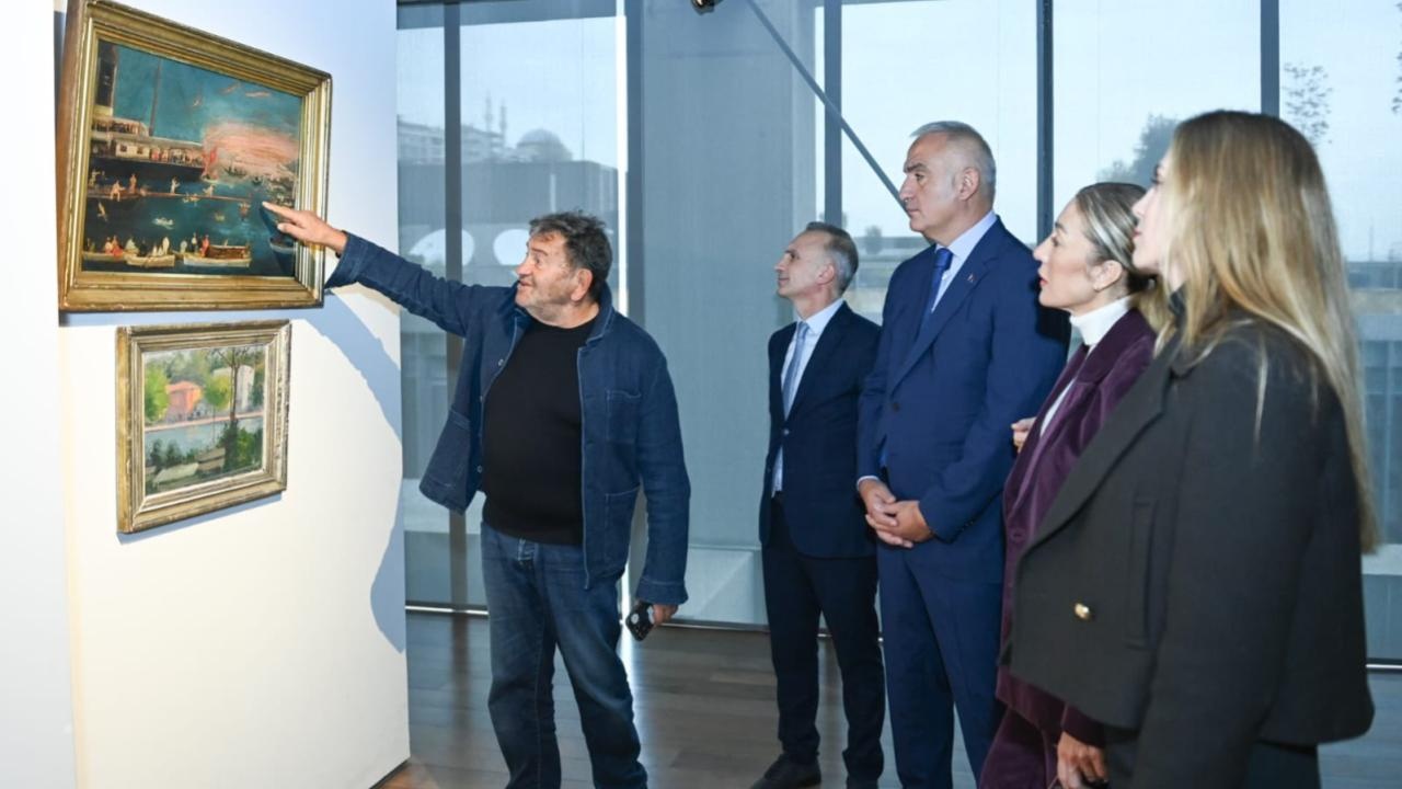 Bakan Ersoy, 'Bir Koleksiyoner Hikayesi' Sergisini İnceledi